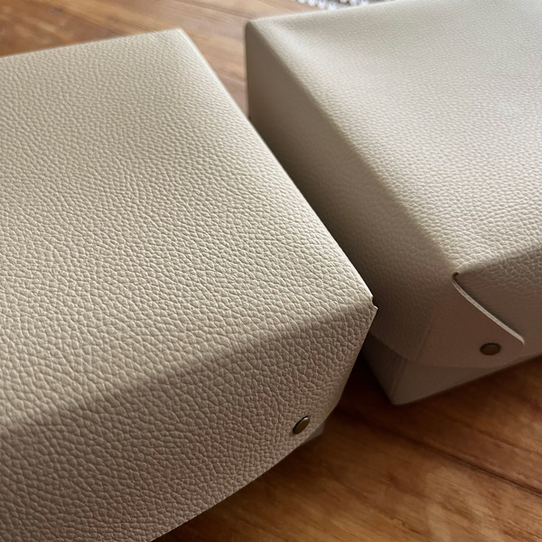 リビングの「こまごま小物」がすっきり。見せ置き収納が欲しい！から生まれた、整う収納箱[PR]