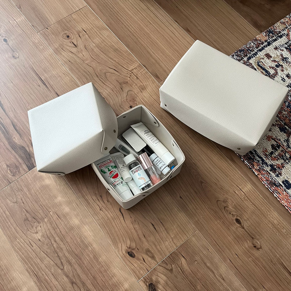 リビングの「こまごま小物」がすっきり。見せ置き収納が欲しい！から生まれた、整う収納箱[PR]