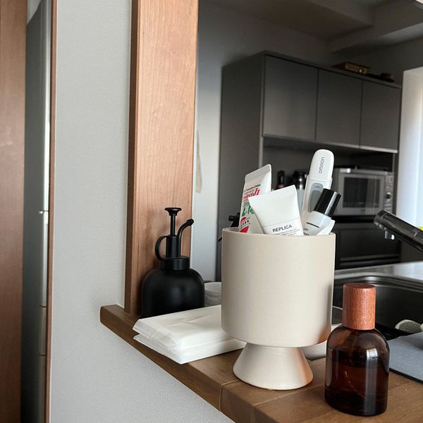 リビングの「こまごま小物」がすっきり。見せ置き収納が欲しい！から生まれた、整う収納箱[PR]