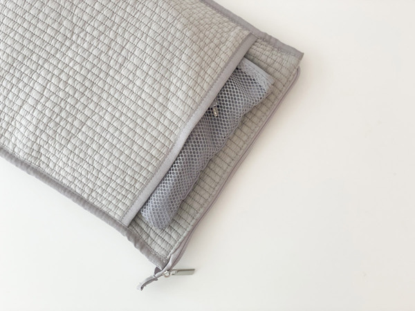 PCケースもすっきりスリムを選ぶ。バッグに入れて持ち歩きやすい「ヌビ風 PCケース」[PR]