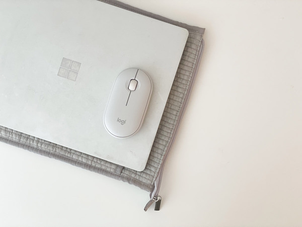 PCケースもすっきりスリムを選ぶ。バッグに入れて持ち歩きやすい「ヌビ風 PCケース」[PR]