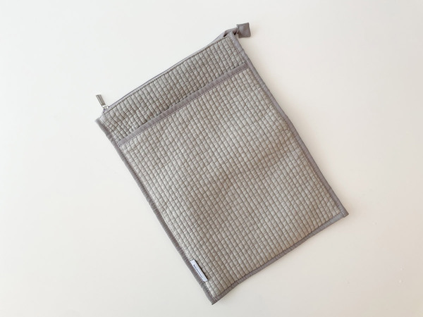 PCケースもすっきりスリムを選ぶ。バッグに入れて持ち歩きやすい「ヌビ風 PCケース」[PR]