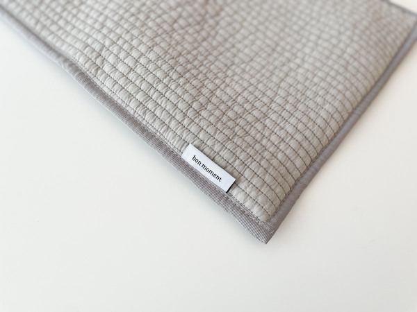 PCケースもすっきりスリムを選ぶ。バッグに入れて持ち歩きやすい「ヌビ風 PCケース」[PR]