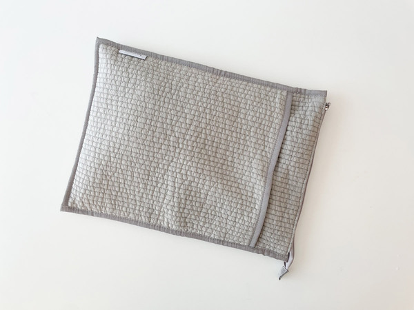 PCケースもすっきりスリムを選ぶ。バッグに入れて持ち歩きやすい「ヌビ風 PCケース」[PR]