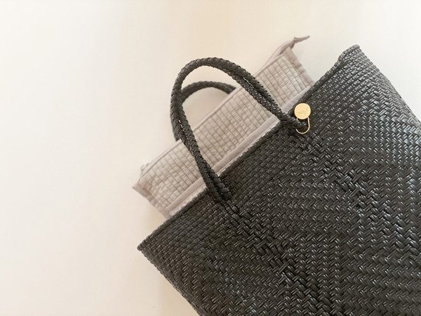 PCケースもすっきりスリムを選ぶ。バッグに入れて持ち歩きやすい「ヌビ風 PCケース」[PR]