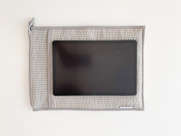 PCケースもすっきりスリムを選ぶ。バッグに入れて持ち歩きやすい「ヌビ風 PCケース」[PR]