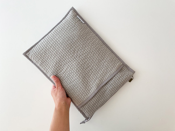 PCケースもすっきりスリムを選ぶ。バッグに入れて持ち歩きやすい「ヌビ風 PCケース」[PR]