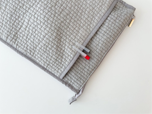 PCケースもすっきりスリムを選ぶ。バッグに入れて持ち歩きやすい「ヌビ風 PCケース」[PR]