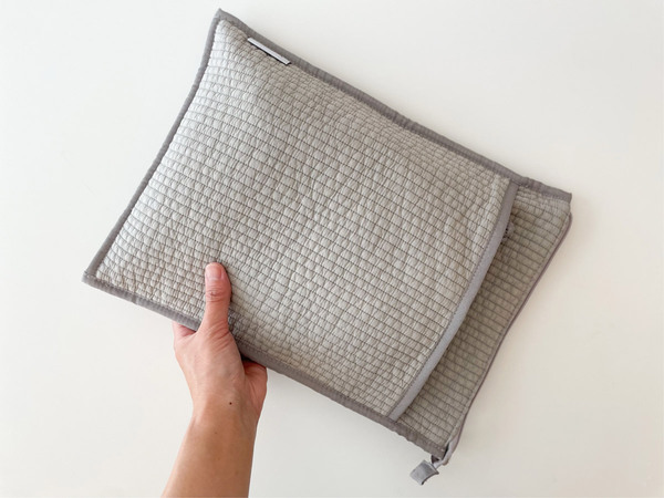 PCケースもすっきりスリムを選ぶ。バッグに入れて持ち歩きやすい「ヌビ風 PCケース」[PR]