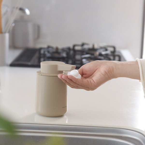 手洗い＆食器洗いノータッチ、ぽってりフォルムの「充電式ディスペンサー」[PR]