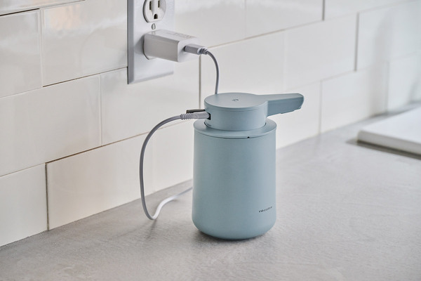 手洗い＆食器洗いノータッチ、ぽってりフォルムの「充電式ディスペンサー」[PR]