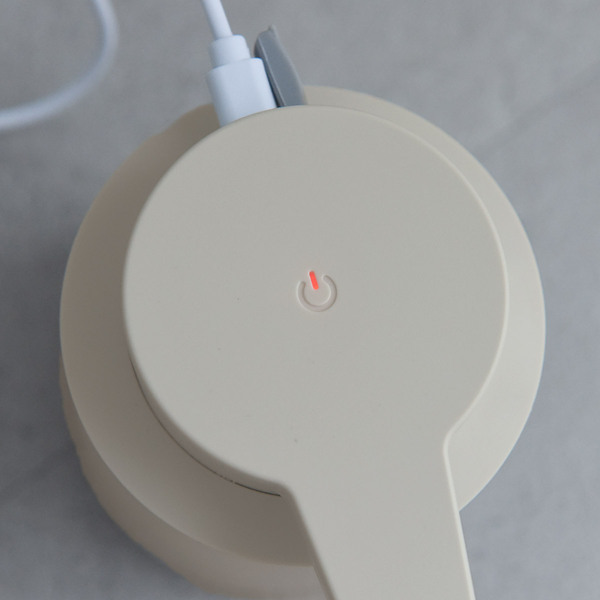 手洗い＆食器洗いノータッチ、ぽってりフォルムの「充電式ディスペンサー」[PR]