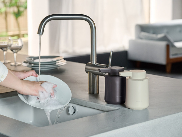 手洗い＆食器洗いノータッチ、ぽってりフォルムの「充電式ディスペンサー」[PR]