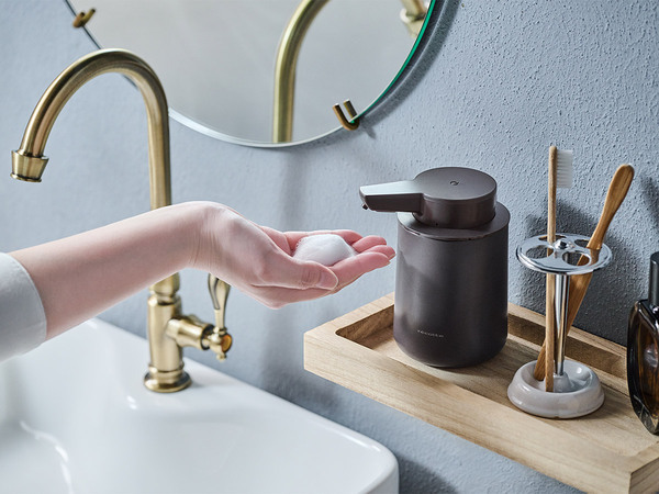 手洗い＆食器洗いノータッチ、ぽってりフォルムの「充電式ディスペンサー」[PR]