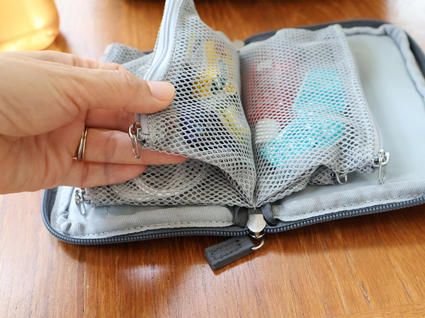 こんなポーチ見たことない！バッグの中の小物をスッキリ収納する「手帳型ポーチ」[PR]