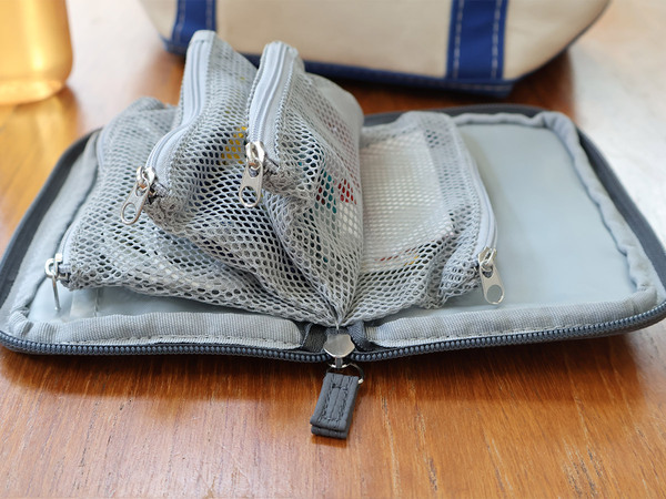 こんなポーチ見たことない！バッグの中の小物をスッキリ収納する「手帳型ポーチ」[PR]