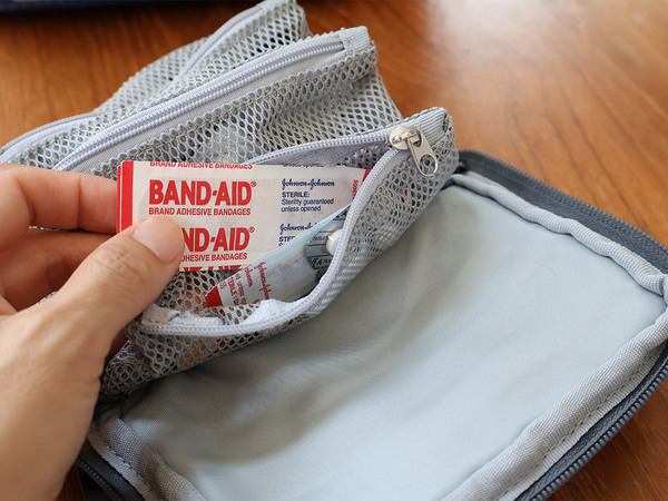 こんなポーチ見たことない！バッグの中の小物をスッキリ収納する「手帳型ポーチ」[PR]