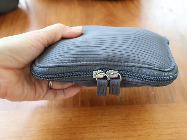 こんなポーチ見たことない！バッグの中の小物をスッキリ収納する「手帳型ポーチ」[PR]