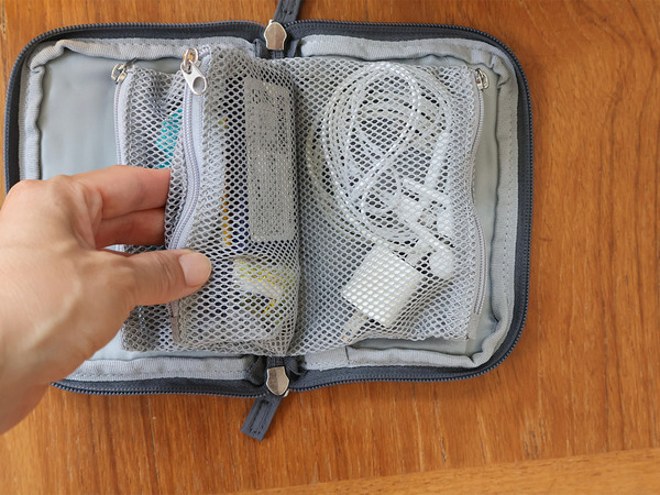 こんなポーチ見たことない！バッグの中の小物をスッキリ収納する「手帳型ポーチ」[PR]