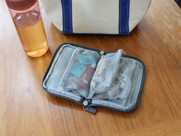 こんなポーチ見たことない！バッグの中の小物をスッキリ収納する「手帳型ポーチ」[PR]