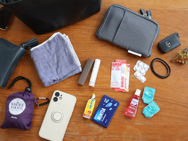 こんなポーチ見たことない！バッグの中の小物をスッキリ収納する「手帳型ポーチ」[PR]