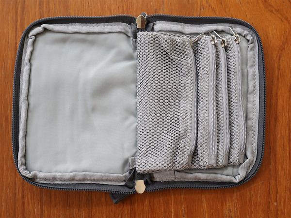 こんなポーチ見たことない！バッグの中の小物をスッキリ収納する「手帳型ポーチ」[PR]