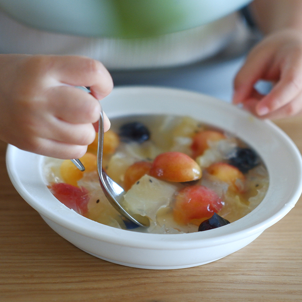 ユニバーサルデザインの“すくいやすい器”で、スプーン食べの一歩を[PR]