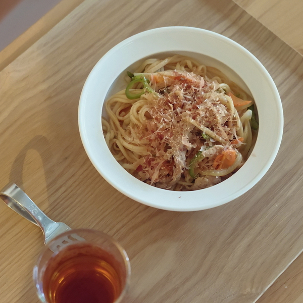 ユニバーサルデザインの“すくいやすい器”で、スプーン食べの一歩を[PR]