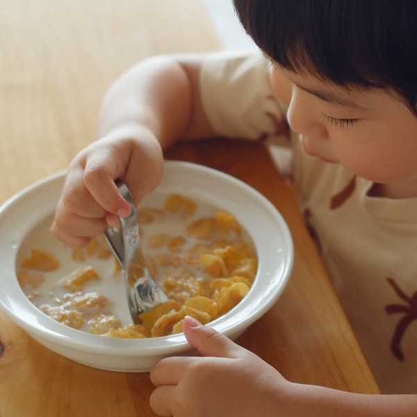 ユニバーサルデザインの“すくいやすい器”で、スプーン食べの一歩を[PR]