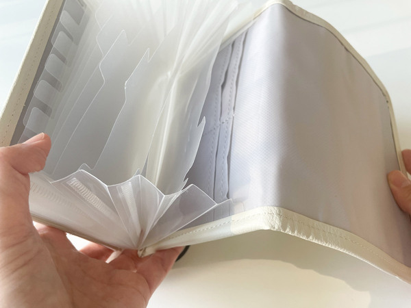 保管しておきたい通帳を一括管理！「がばっと開いて見やすい貴重品ケース」[PR]