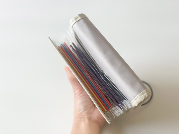 保管しておきたい通帳を一括管理！「がばっと開いて見やすい貴重品ケース」[PR]