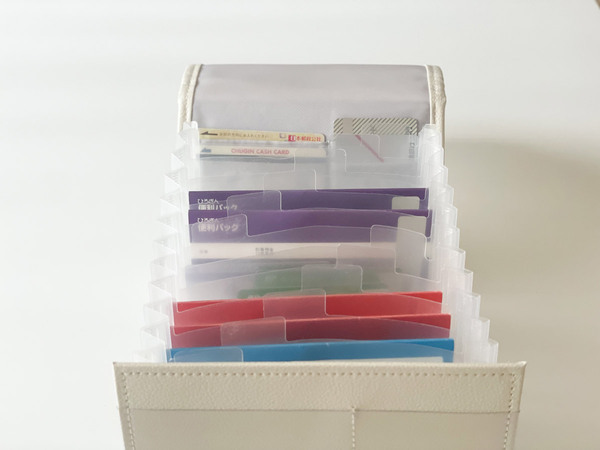 保管しておきたい通帳を一括管理！「がばっと開いて見やすい貴重品ケース」[PR]