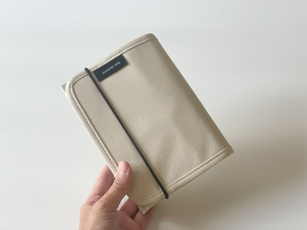 保管しておきたい通帳を一括管理！「がばっと開いて見やすい貴重品ケース」[PR]