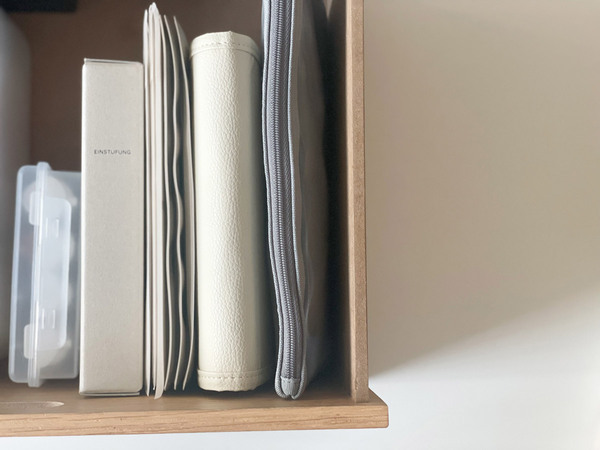 保管しておきたい通帳を一括管理！「がばっと開いて見やすい貴重品ケース」[PR]