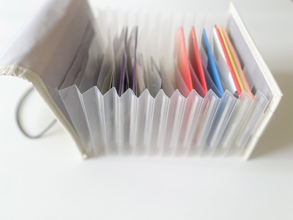 保管しておきたい通帳を一括管理！「がばっと開いて見やすい貴重品ケース」[PR]