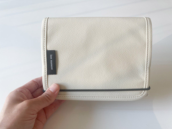 保管しておきたい通帳を一括管理！「がばっと開いて見やすい貴重品ケース」[PR]