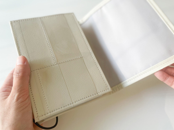 保管しておきたい通帳を一括管理！「がばっと開いて見やすい貴重品ケース」[PR]