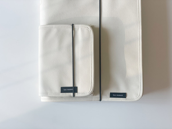 保管しておきたい通帳を一括管理！「がばっと開いて見やすい貴重品ケース」[PR]