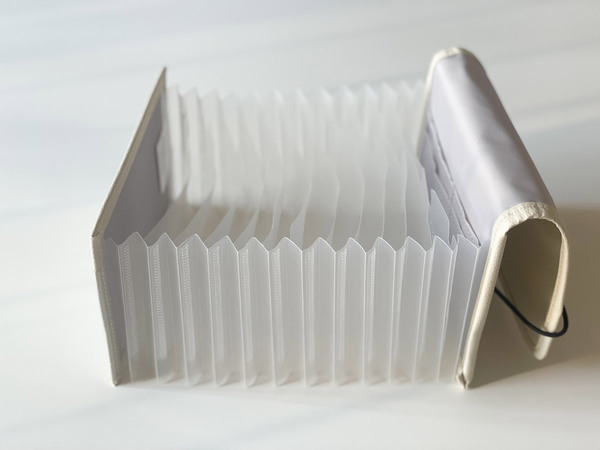 保管しておきたい通帳を一括管理！「がばっと開いて見やすい貴重品ケース」[PR]