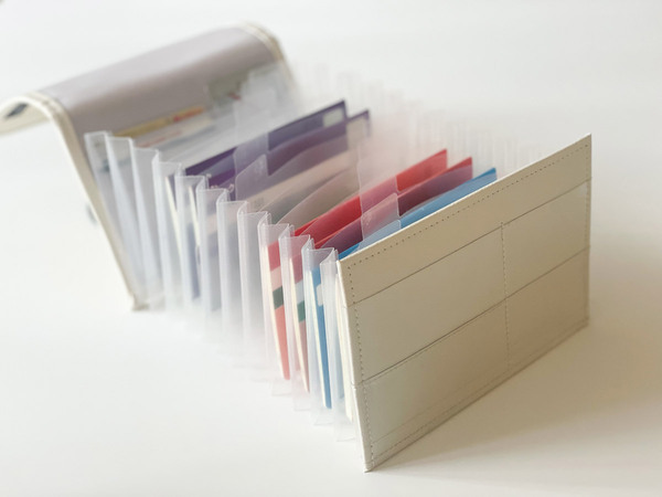 保管しておきたい通帳を一括管理！「がばっと開いて見やすい貴重品ケース」[PR]