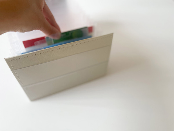 保管しておきたい通帳を一括管理！「がばっと開いて見やすい貴重品ケース」[PR]