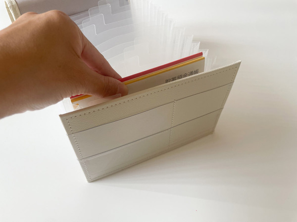 保管しておきたい通帳を一括管理！「がばっと開いて見やすい貴重品ケース」[PR]