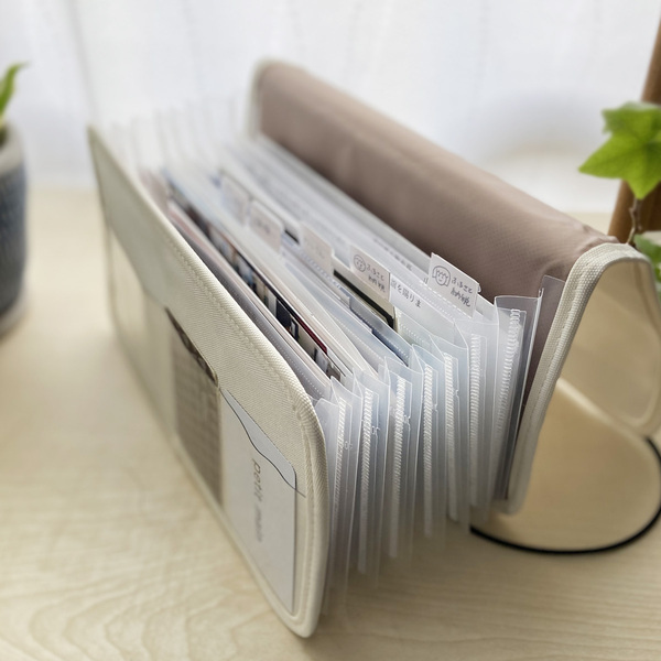 ふるさと納税や年末調整の書類収納にも◎。仕分け上手な「書類収納ケース」で申請をスムーズに。[PR]