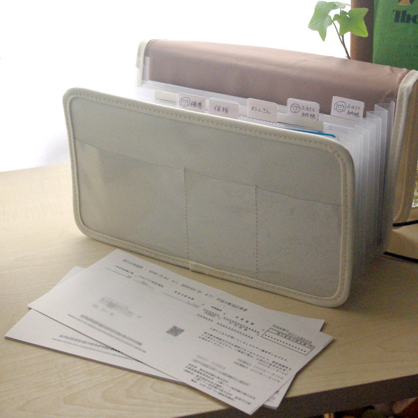 ふるさと納税や年末調整の書類収納にも◎。仕分け上手な「書類収納ケース」で申請をスムーズに。[PR]
