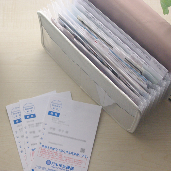 ふるさと納税や年末調整の書類収納にも◎。仕分け上手な「書類収納ケース」で申請をスムーズに。[PR]
