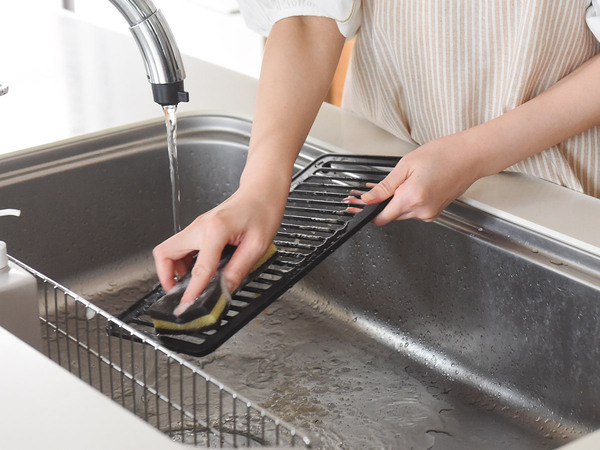 おうち焼き肉の“煙モクモク＆ニオイ”をグッと減らせる！「超少煙グリル」[PR]