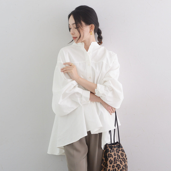 秋服にゆるっとシフトチェンジ。「なぜか毎年、着るものがない！」端境期にぴったりなブラウスをスタッフが着てみました[PR]