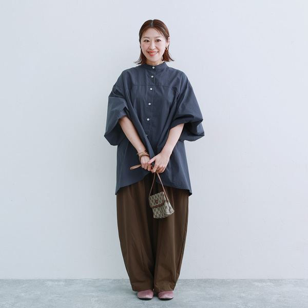 秋服にゆるっとシフトチェンジ。「なぜか毎年、着るものがない！」端境期にぴったりなブラウスをスタッフが着てみました[PR]