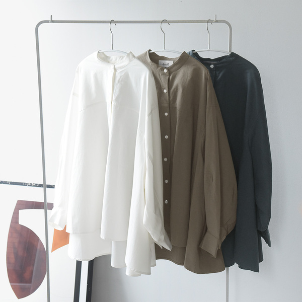 秋服にゆるっとシフトチェンジ。「なぜか毎年、着るものがない！」端境期にぴったりなブラウスをスタッフが着てみました[PR]