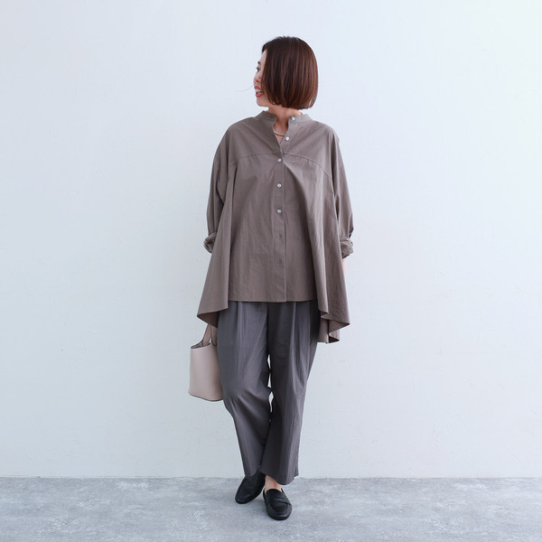 秋服にゆるっとシフトチェンジ。「なぜか毎年、着るものがない！」端境期にぴったりなブラウスをスタッフが着てみました[PR]